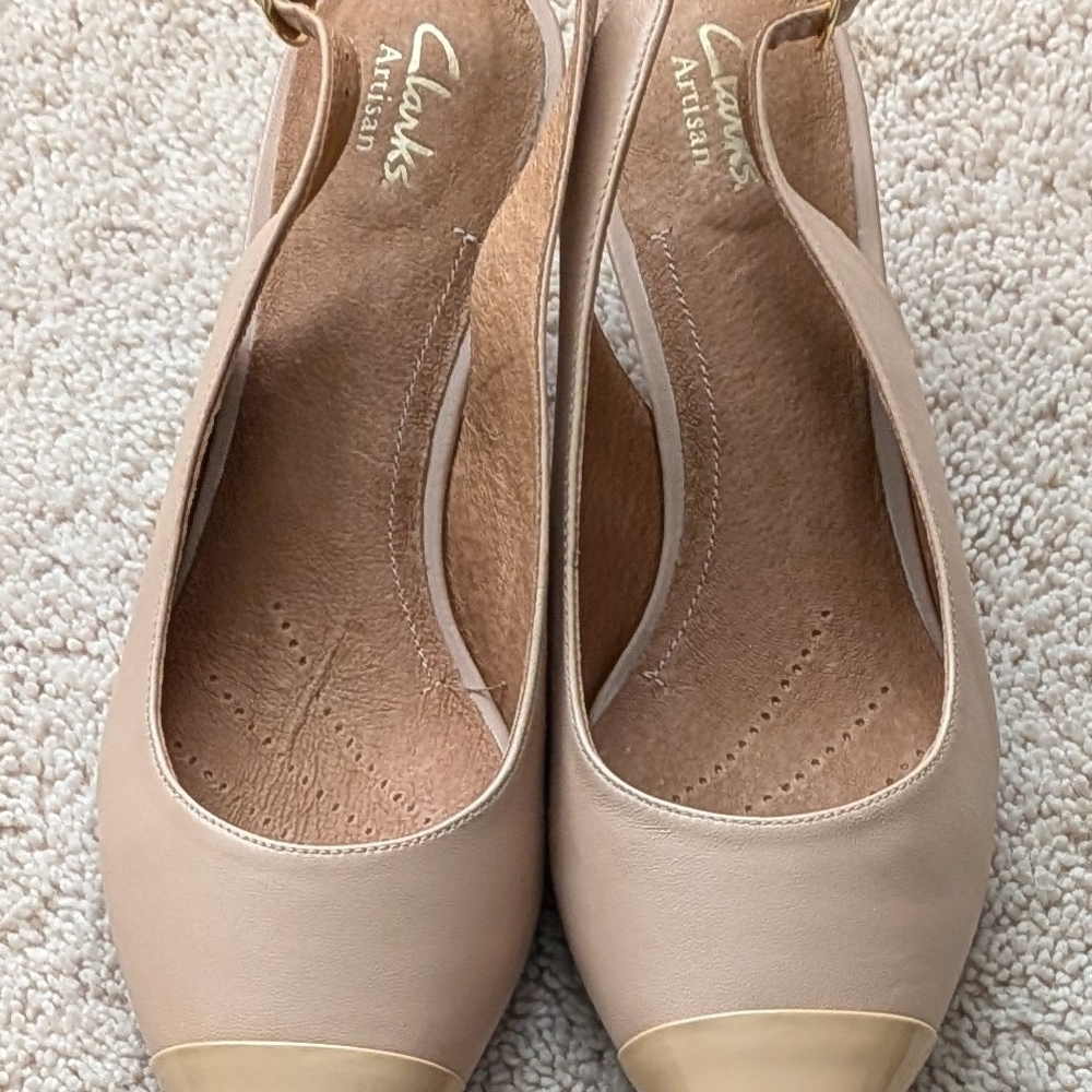 Clarks Artisan Beige and Tan Kitten Heels. 10M New Without Box